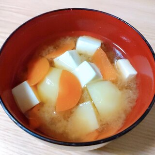 豆腐とじゃがいもと人参の味噌汁